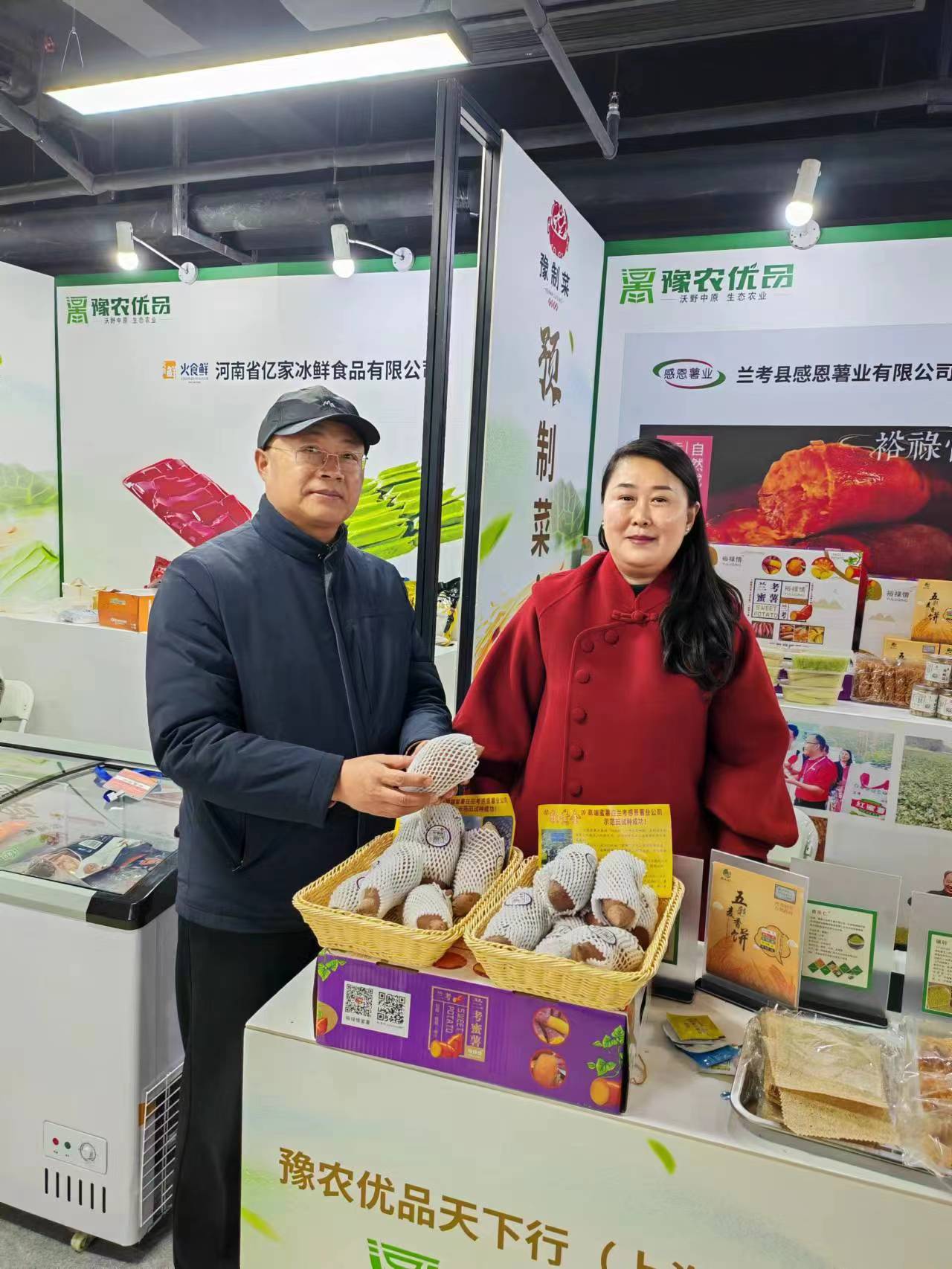 开封市农业农村局宋建华副局长在上海推介兰考“裕禄情”蜜薯.jpg