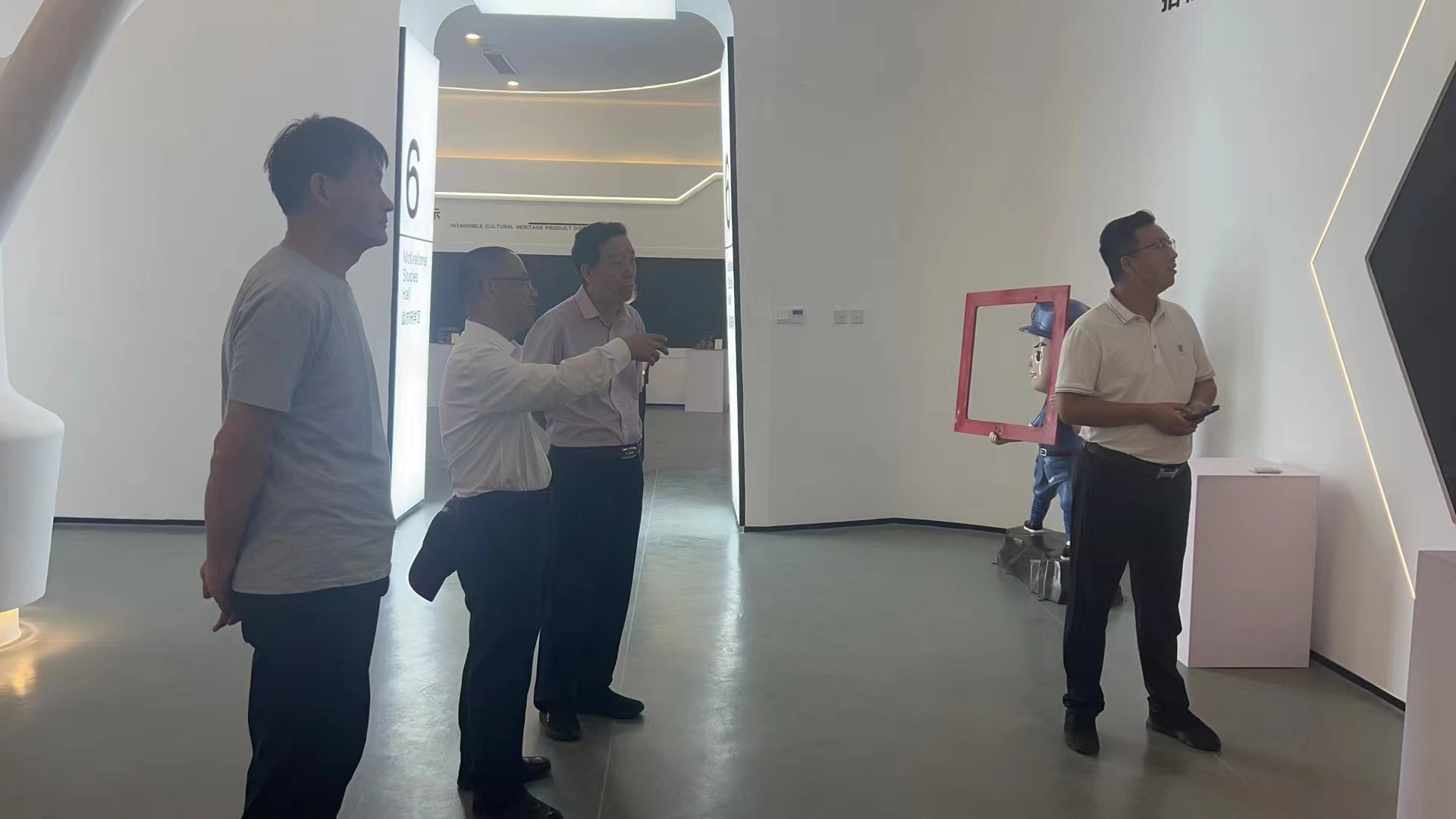 杨培淦一行在浚县副县长王洪涛的陪同下参观卫贤镇乡村振兴数字化中心.jpg
