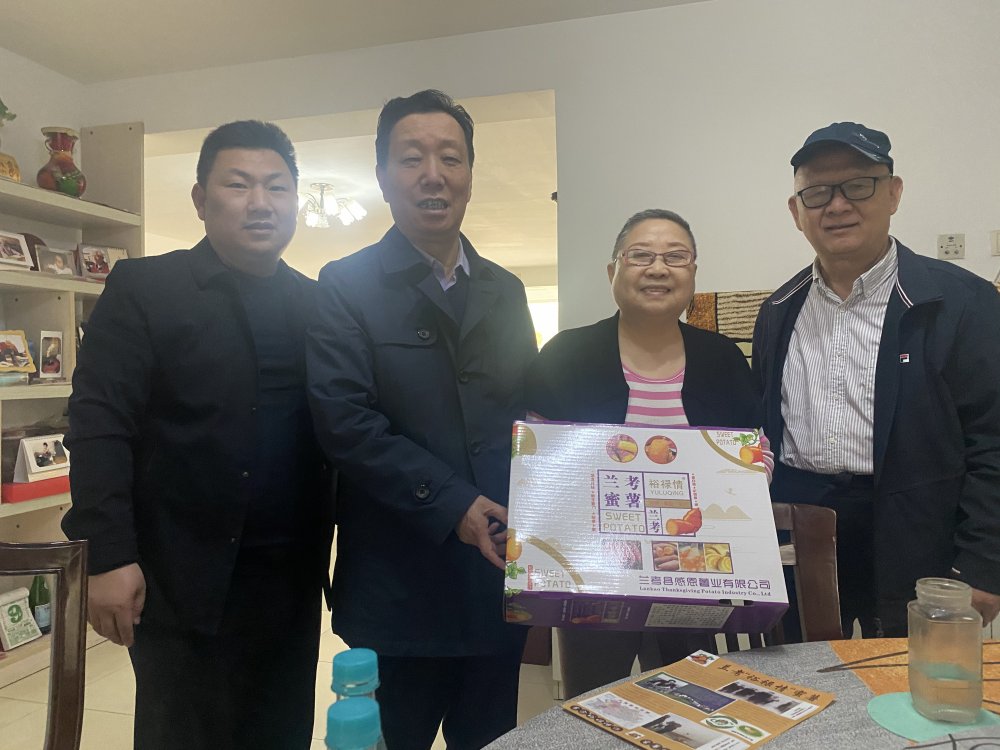 在中华人民共和国首任政协副主席屈武之孙女屈坚强家中，共话“裕禄情”蜜薯情。[1].jpg