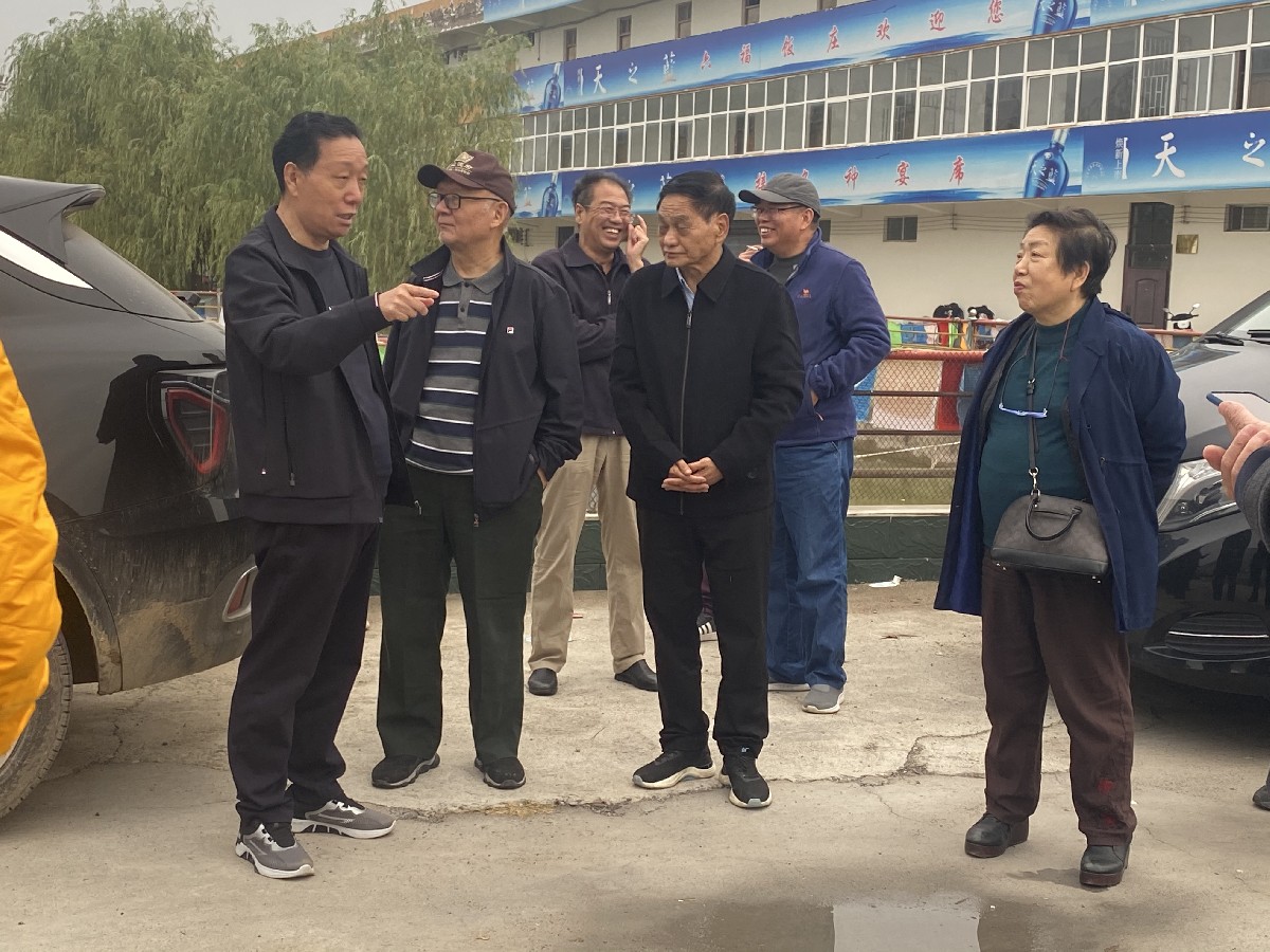解放军报文艺部原主任陈先义，硅肥之父蔡德龙，河南省民营经济研究会秘书长张立功，著名诗人曹天介绍兰考县感恩薯业食品园项目.jpg