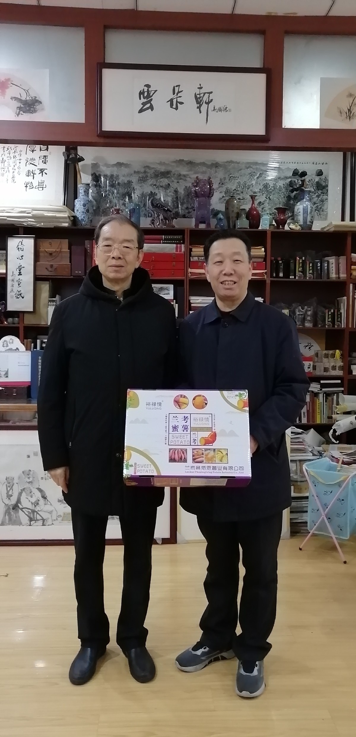 向兰考县委原书记，河南省原副省长卢大伟赠送裕禄情蜜薯并共谋蜜薯大业（2023.1.14）.jpg