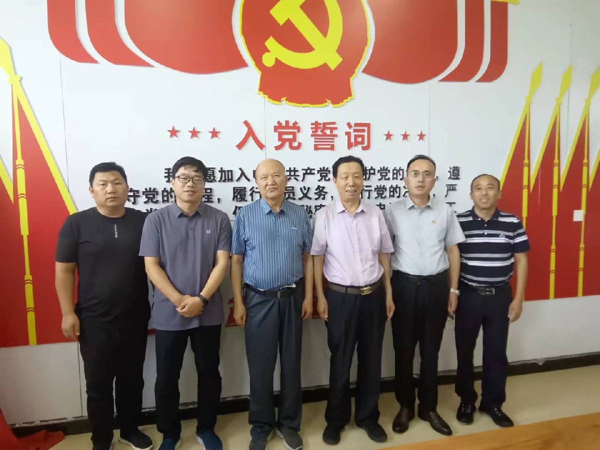 兰考感恩薯业红薯科技产业链项目发起人楊培淦与省发改委原经济运行局副局长魏福生先生一行到兰考县付楼村与省发改委地区红济处长裴东鑫，付楼村书记赵六峰共商百村千座红薯保鲜工程项目实施方案。.jpg