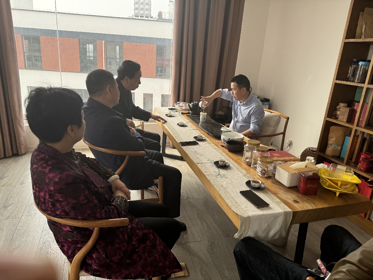 楊培淦先生，兰考县人大赵西灿副主任一行与福建紫心生物薯业公司董事长梁承旺先生在连城总部共商合作事议。.jpg